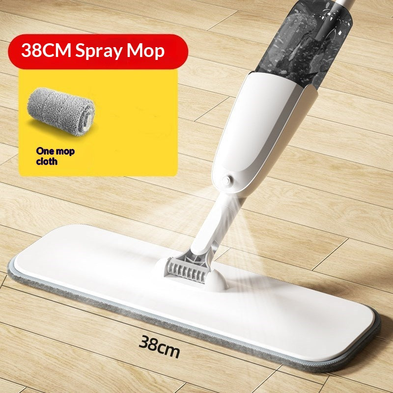 Sprüh-Mopp beim Wischen
